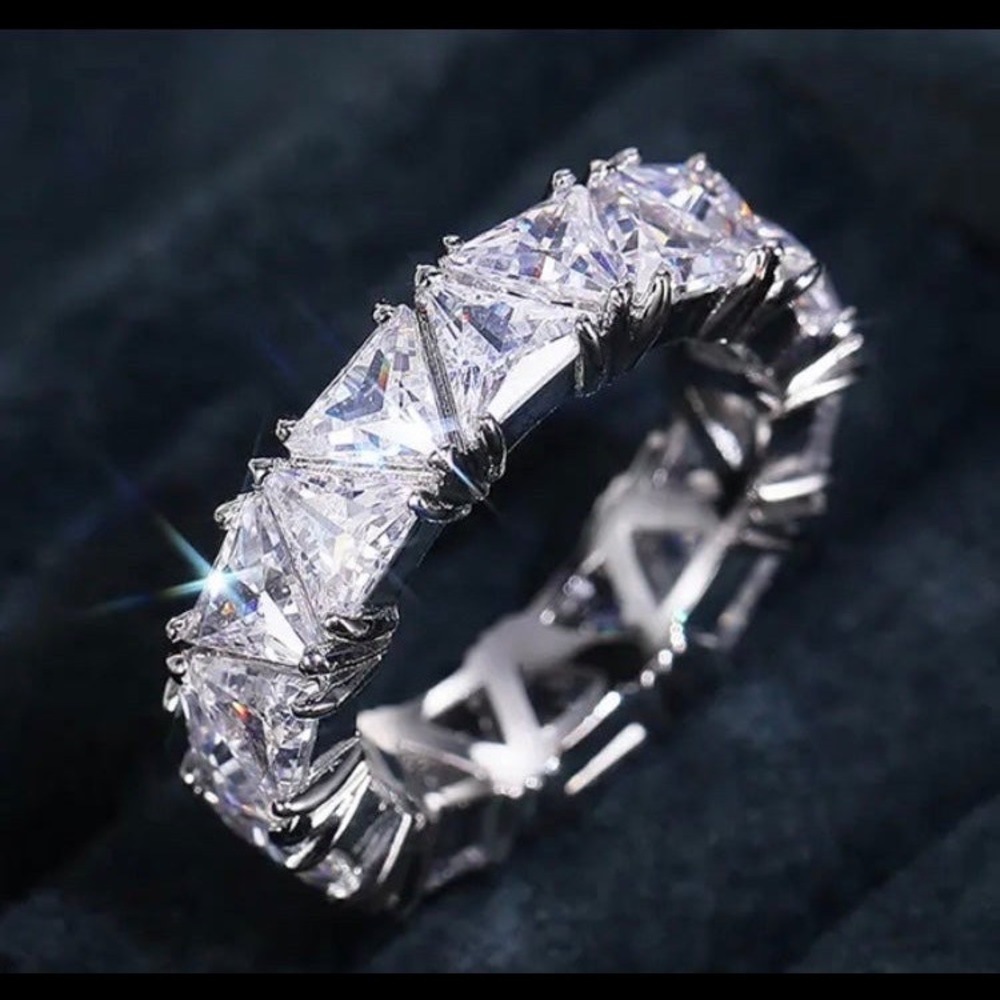- Unique 18kt white gold bridal engagement ring size 7